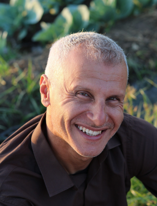 Mohamed Narouz, guide égyptologue francophone en Égypte, accompagnant des visiteurs lors d’une visite culturelle.