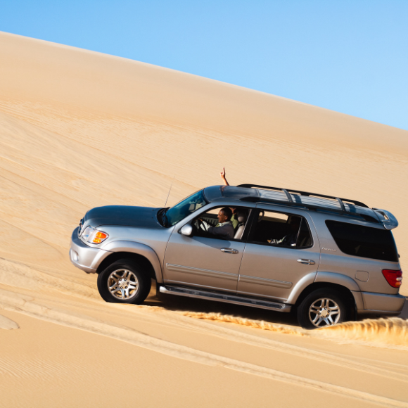 Safari en 4x4 dans l’oasis de Siwa en Égypte, traversant dunes et paysages désertiques spectaculaires.