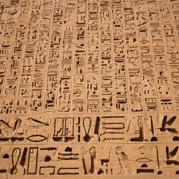 Temple de Medinet Habu à Louxor, en Égypte, célèbre pour ses fresques et reliefs monumentaux de la civilisation pharaonique.