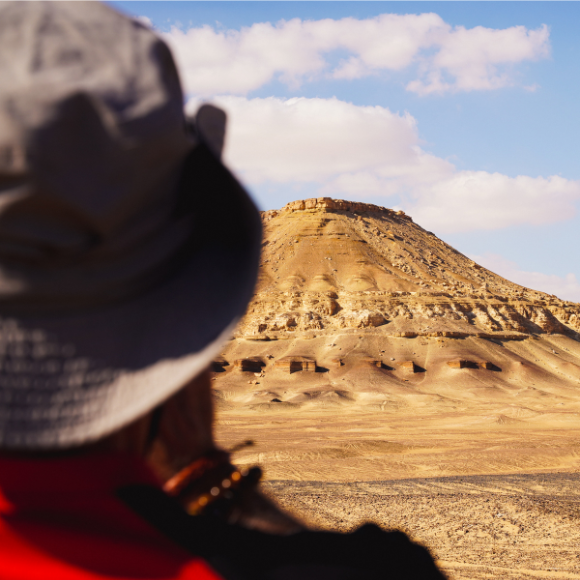 Paysage désertique en Égypte, avec formations rocheuses spectaculaires et dunes, emblème des merveilles naturelles du pays.
