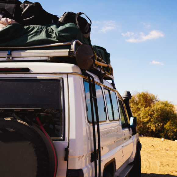 Paysage désertique en Égypte, dans les déserts Blanc et Noir, avec formations rocheuses spectaculaires et dunes, emblème des merveilles naturelles du pays.