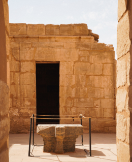 Temple de Medinet Habu à Louxor, en Égypte, célèbre pour ses fresques et reliefs monumentaux de la civilisation pharaonique.