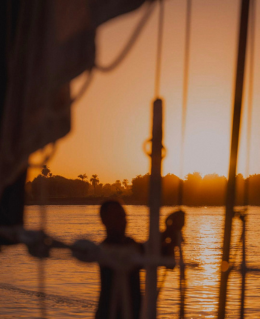 Navigation sur le Nil en dahabeyah traditionnelle, avec vues paisibles du fleuve et paysages égyptiens.
