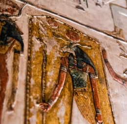 Décor peint à l’intérieur des tombes de la Vallée des Rois en Égypte, illustrant la richesse artistique de la civilisation pharaonique.