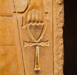 Clé de vie sculptée au temple de Hatchepsout à Deir el-Bahari, symbole de l’éternité dans la civilisation égyptienne