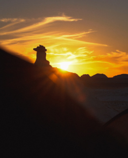 Campement traditionnel dans le désert blanc d’Égypte, avec tentes et paysages désertiques aux formations rocheuses spectaculaires.