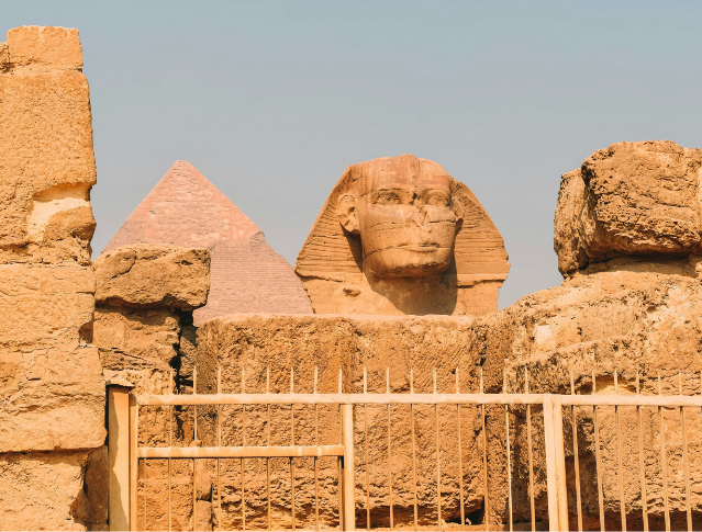 Le Grand Sphinx de Gizeh en Égypte, emblème mythique de la civilisation pharaonique, gardien des pyramides.