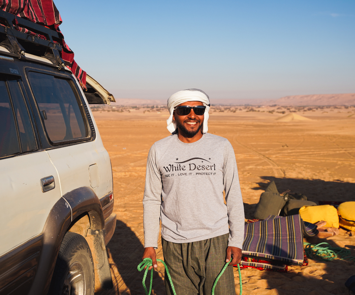 Membre de l’équipe bédouine dans le désert blanc d’Égypte