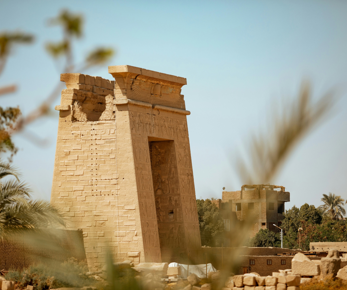 Temple de Karnak à Louxor en Égypte, célèbre pour ses colonnes monumentales, statues et reliefs de la civilisation pharaonique.