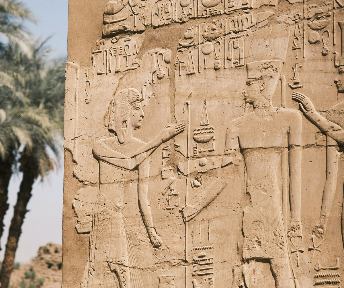 Temple de Karnak à Louxor en Égypte, célèbre pour ses colonnes monumentales, statues et reliefs de la civilisation pharaonique.