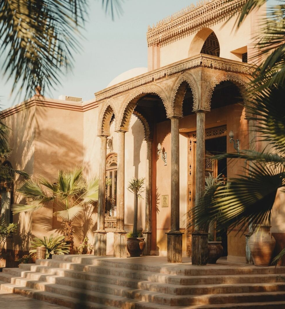 Felouque naviguant sur le Nil au coucher du soleil à Louxor, Égypte, offrant un panorama emblématique du fleuve et de ses paysages.