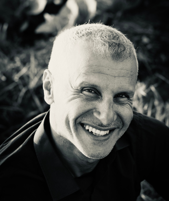 Mohamed Narouz, guide égyptologue francophone en Égypte, accompagnant des visiteurs lors d’une visite culturelle.