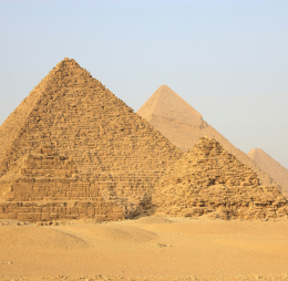 Navigation sur le Nil en dahabeyah avec au loin une felouque, paysages emblématiques de l’Égypte traditionnelle.