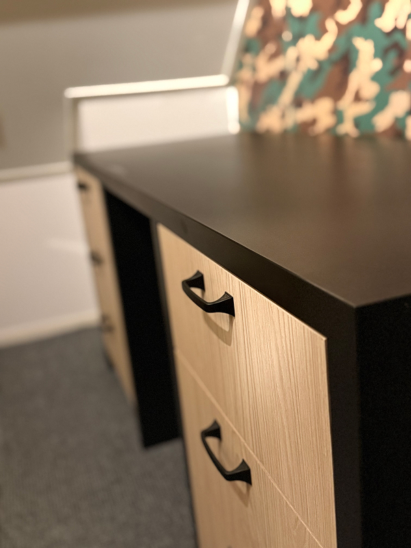 Eindresultaat bureau en kastenwand