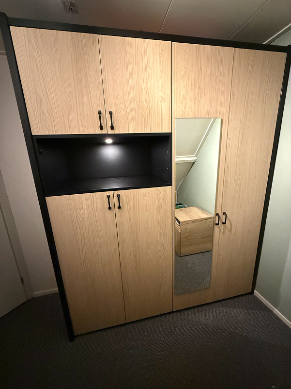 Maatwerk bureau met kastenwand in Scherpenisse