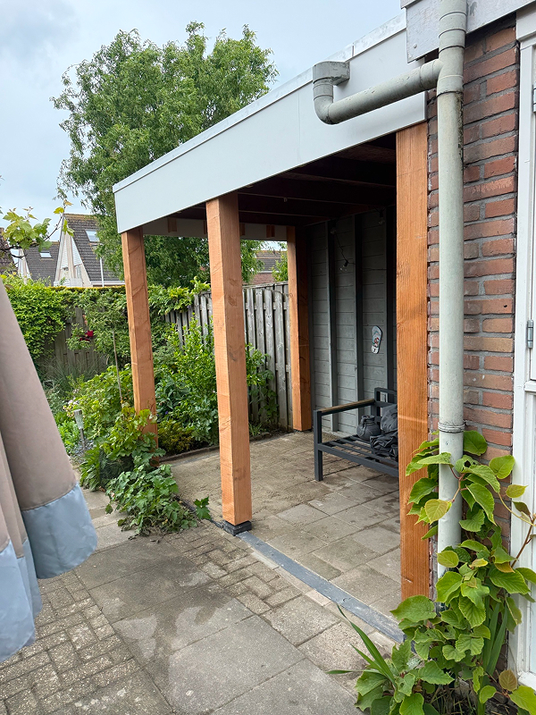 Gerenoveerde overkapping van hout en kunststof