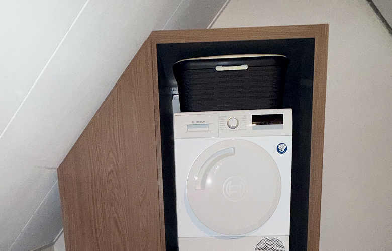 Opbergruimte met ombouw voor wasmachine en droger in Sint-Philipsland