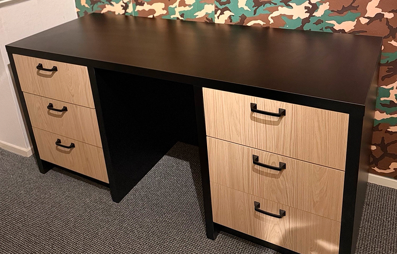 Maatwerk bureau met bijpassende kastenwand in Scherpenisse