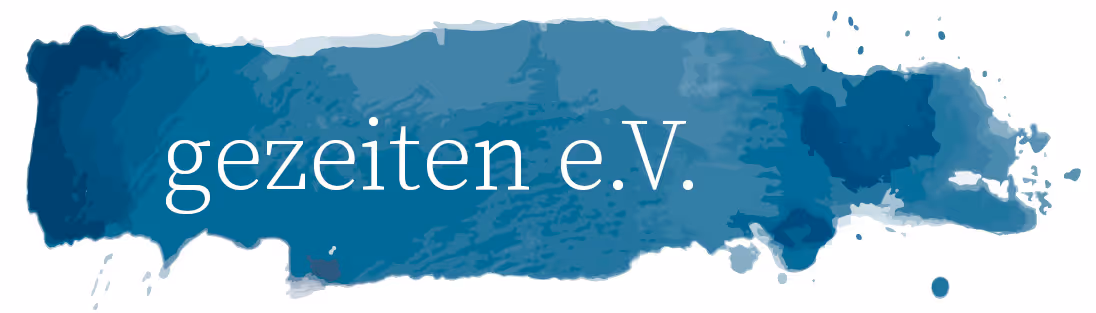 Logo with the text 'gezeiten e.V.' over a blue watercolor paint splash background.

gezeiten e.V. Logo: eine wasserfarben Welle in dunkelblau
