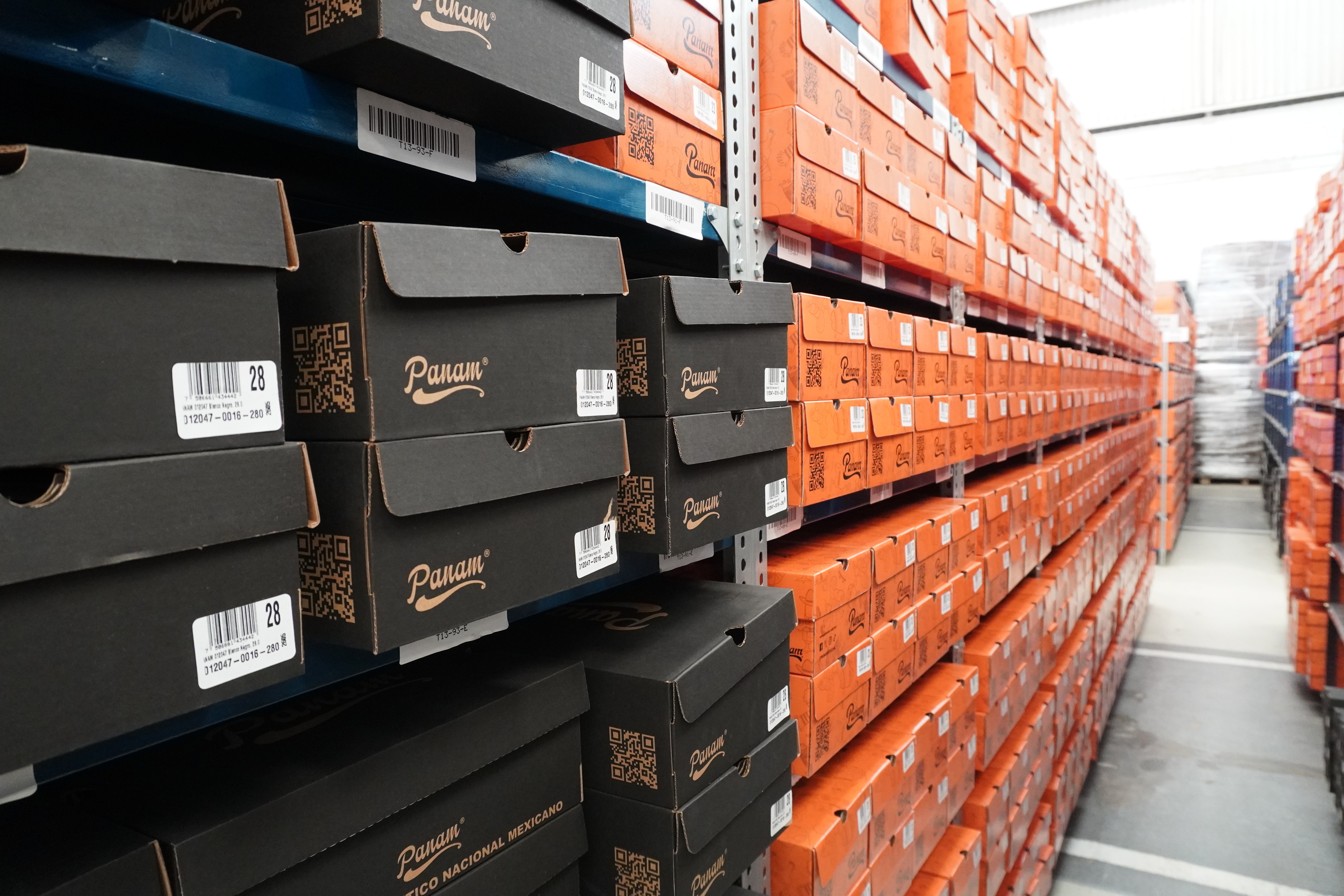 Cajas de calzado PANAM organizadas en las ubicaciones del almacén Cubbo