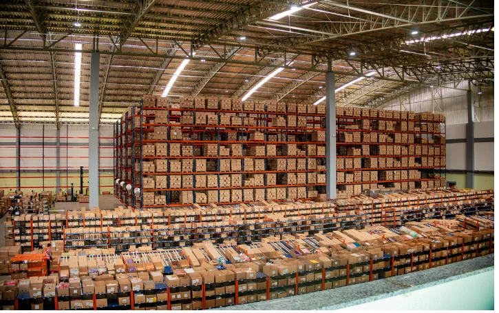 Estrutura de armazenagem e preparação de pedidos da Cubbo