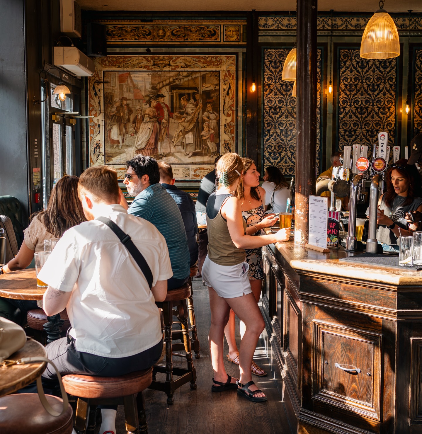 Bright outside, even better inside ☀️🍻 Swing by for a drink and make the most out of it ! 

#sunsout #tenbells #eastlondonpub #spitalfields #lbf