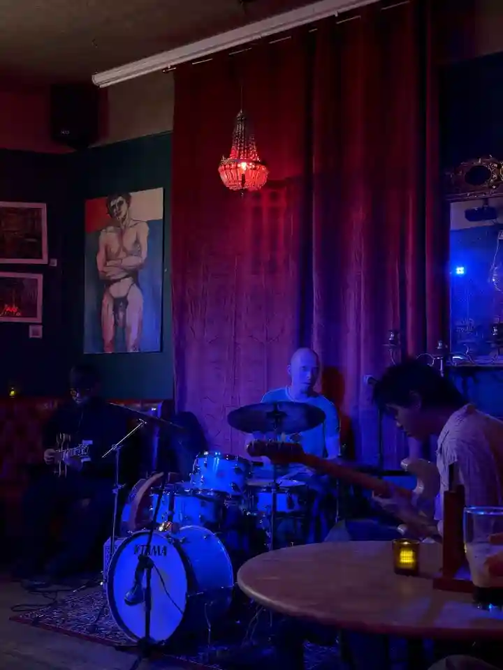 Last night at The Ten Bells The 392 Trio kicked off our new monthly jazz residency with an evening of live music, good drinks and a very good Friday night!

Thanks to @mackwood.ling, @frankformers & @don_glori_aka_gordon for joining us and for a brilliant night of jazz!

Missed the first one? Don’t worry, there’s more on the way. Keep an eye out for the next date ….