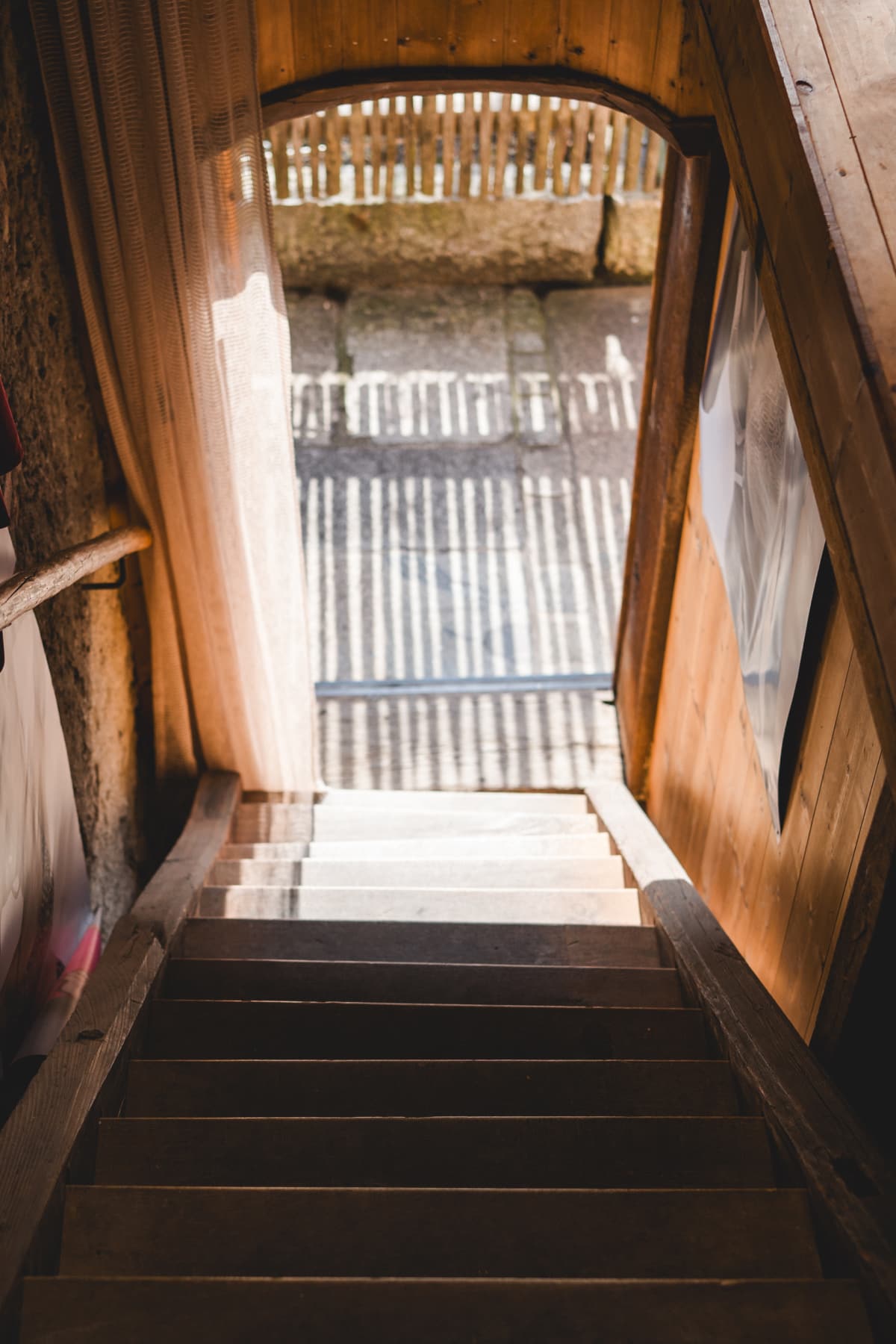 Blick durch eine Holztreppe nach oben ins Licht