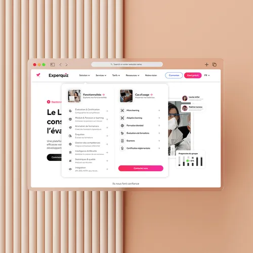 User interface of a website showing a dropdown menu with options under 'Fonctionnalités' and 'Cas d'usage' on a peach background.