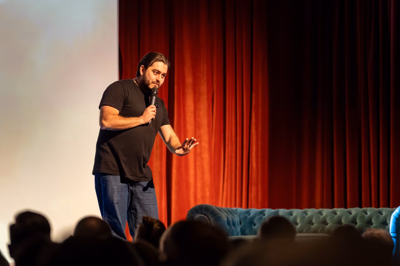 Tomas Kaminski uppträder live inför publik