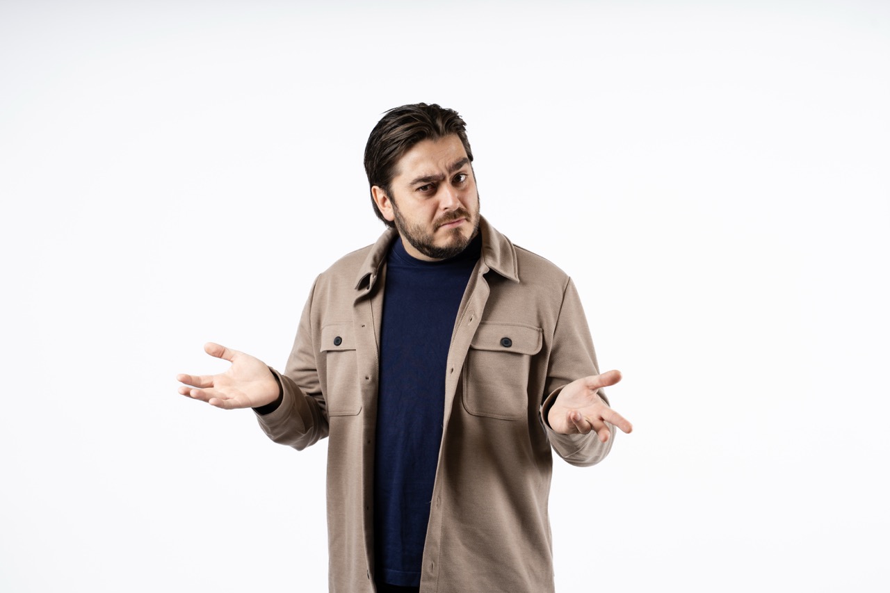 Porträtt av Tomas Kaminski som ser frågande ut