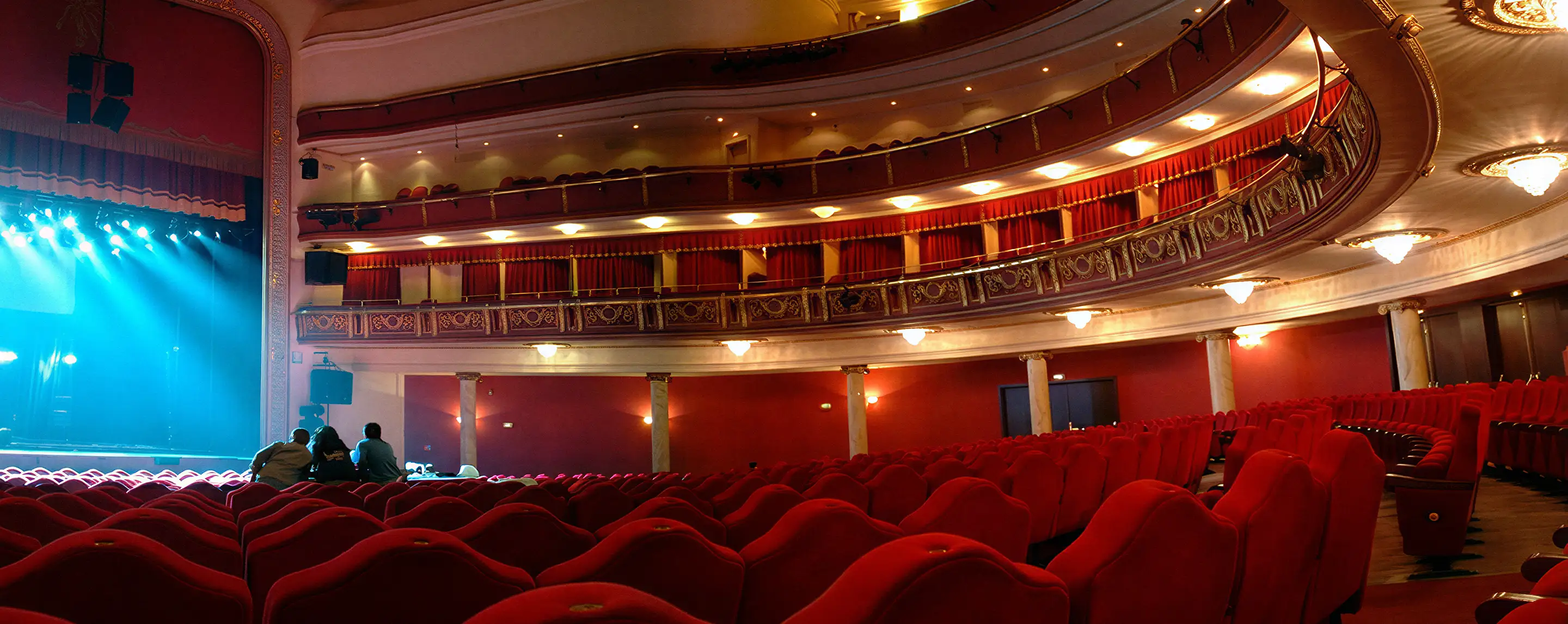 Klassische Theaterbestuhlung im Nuevo Teatro Alcalá Madrid mit 1.222 roten Samtsesseln des Modells 4005 Alcalá.