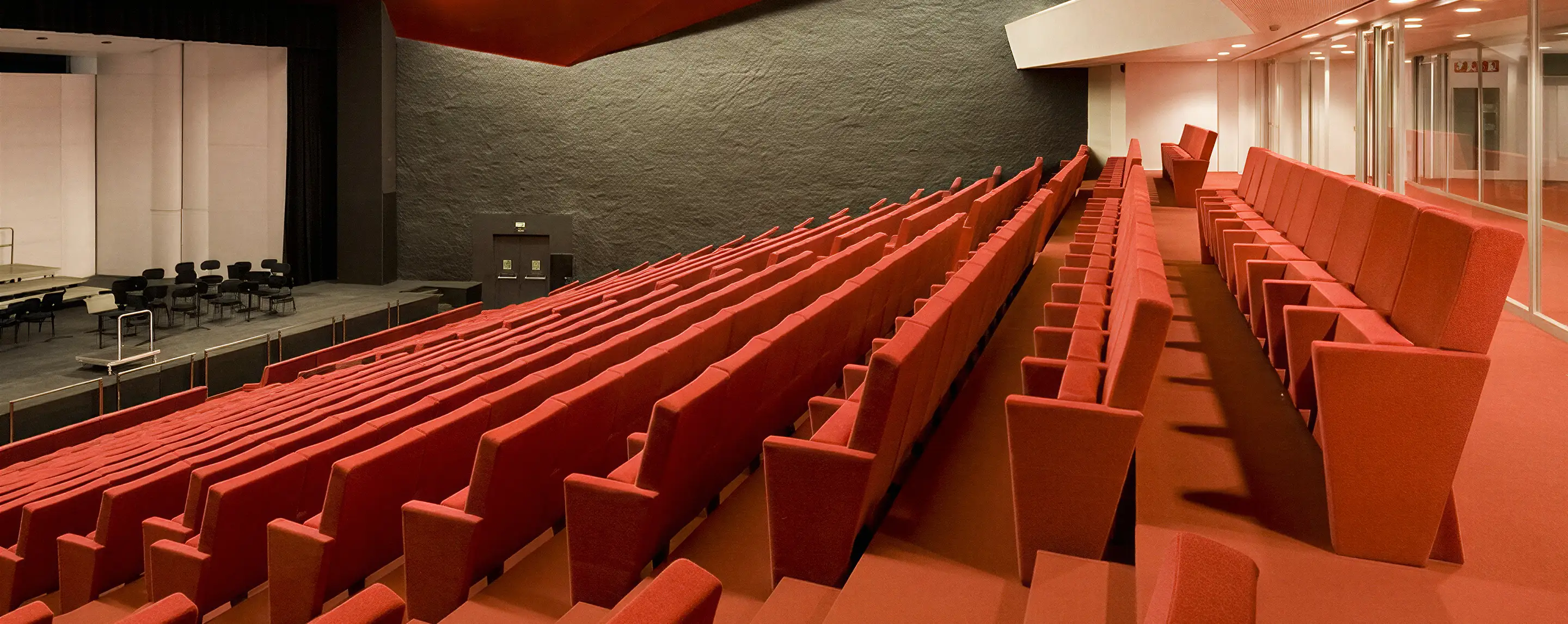 Moderne Auditoriumbestuhlung Modell Cenforss im Saal in Villajoyosa, Alicante in Spanien. Ergonomische Sitzplätze in minimalistischem Design.