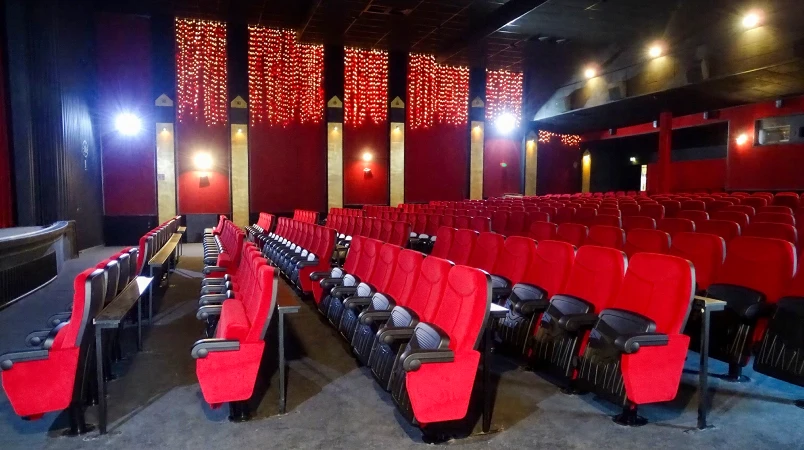 Kinobestuhlung im Staufen Movieplex Göppingen mit ergonomischen Kinosesseln in abgestuften Sitzreihen. Blick von links.