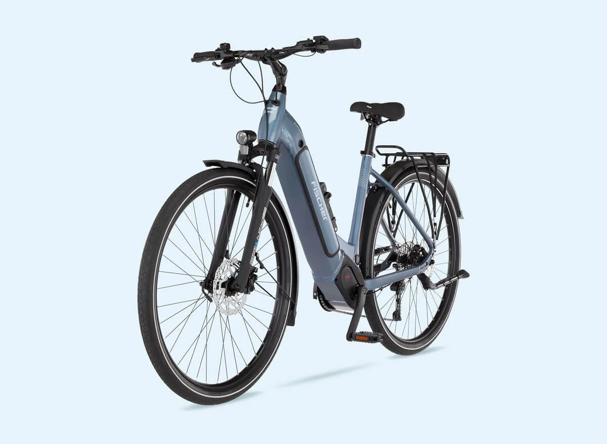 Blaues Fischer Viator-Elektrofahrrad mit tiefem Einstieg (Wave-Rahmen) von schräg links