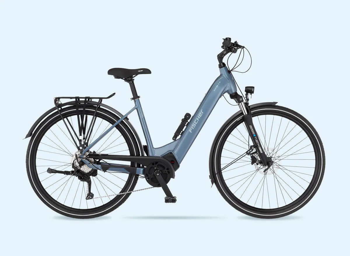 Blaues Fischer Viator-Elektrofahrrad mit tiefem Einstieg (Wave-Rahmen) von rechts