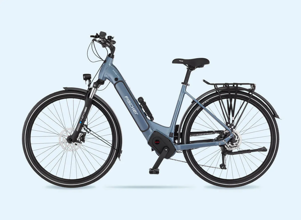 Blaues Fischer Viator-Elektrofahrrad mit tiefem Einstieg (Wave-Rahmen) von links