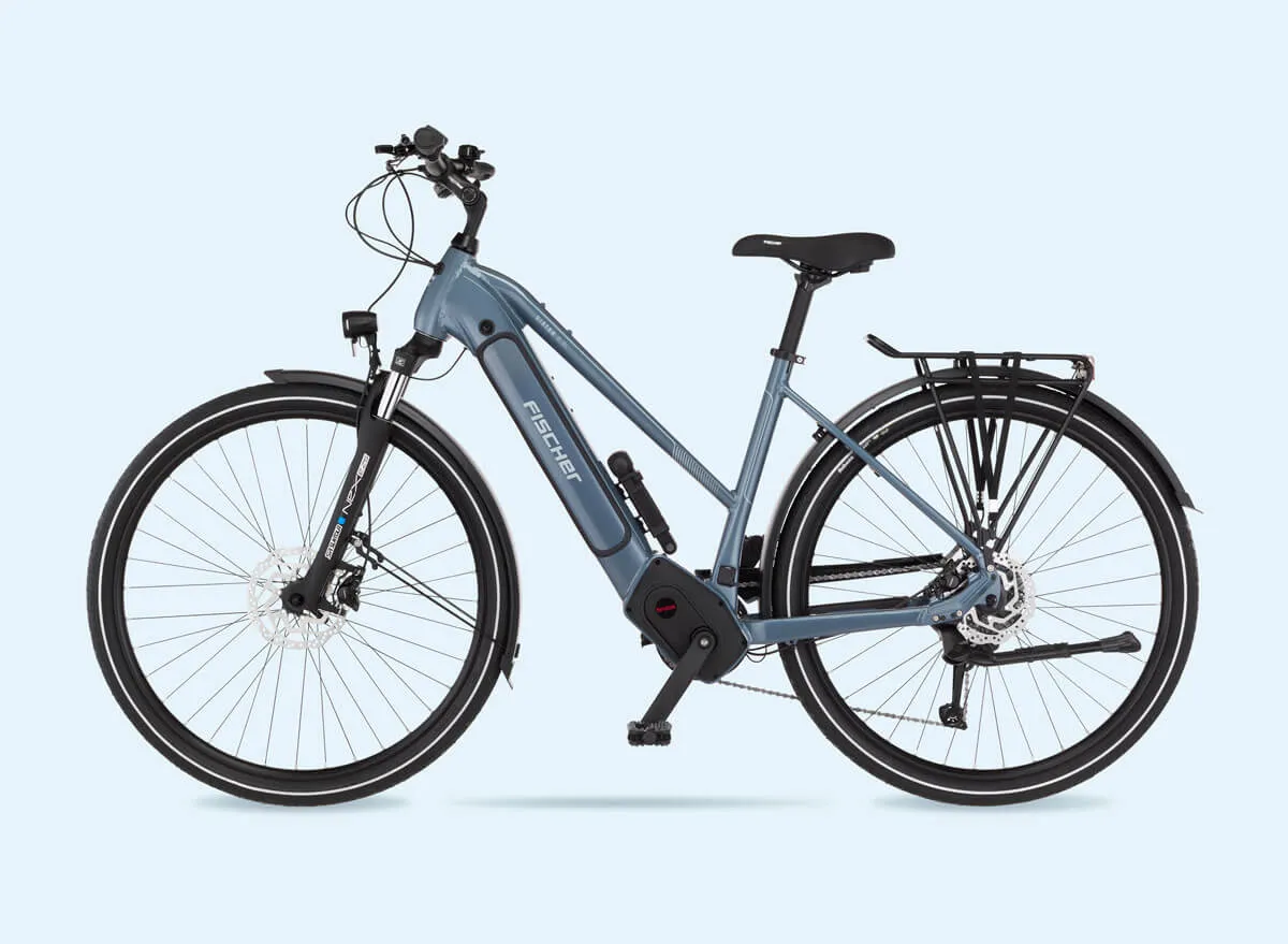 Blaues Fischer Viator-Elektrofahrrad mit Komfort Einstieg (Trapez-Rahmen) von links