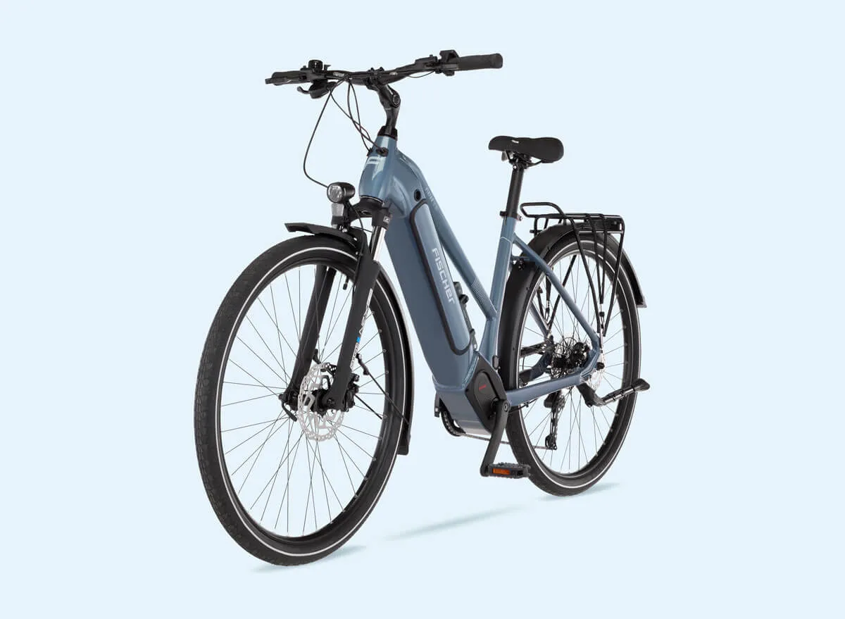 Blaues Fischer Viator-Elektrofahrrad mit Komfort Einstieg (Trapez-Rahmen) von schräg rechts