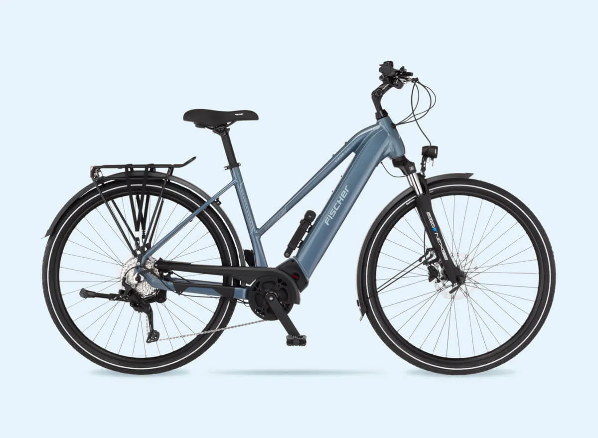 Blaues Fischer Viator-Elektrofahrrad mit Komfort Einstieg (Trapez-Rahmen) von rechts