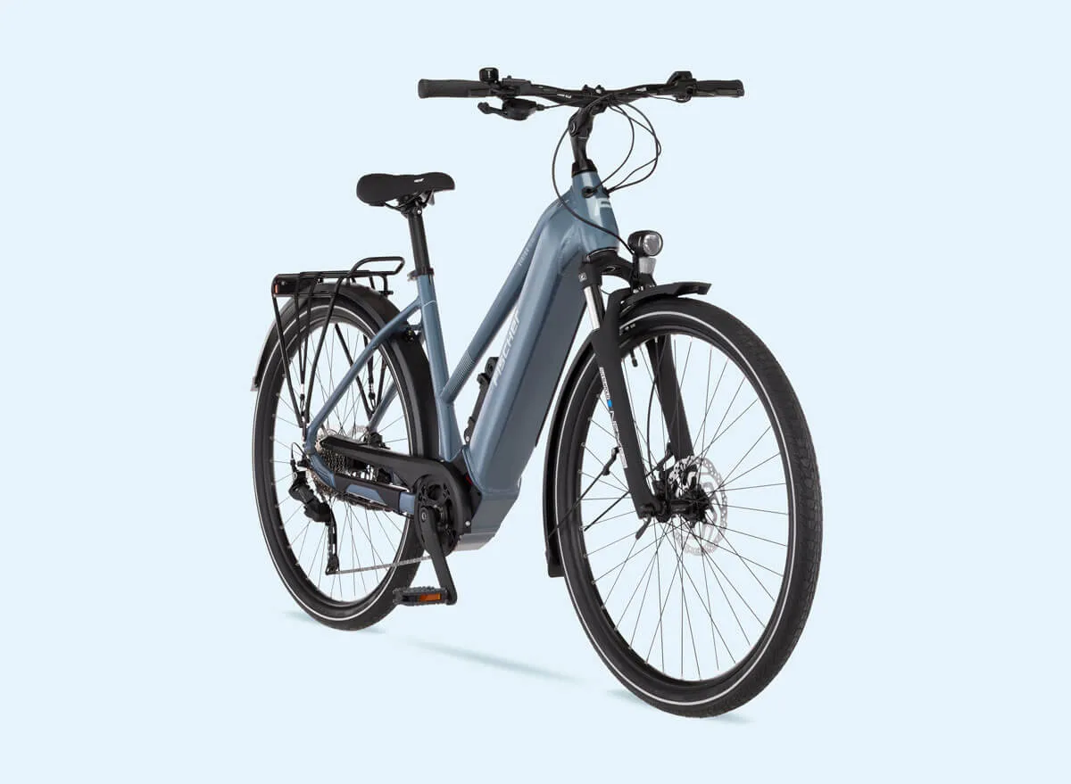 Blaues Fischer Viator-Elektrofahrrad mit Komfort Einstieg (Trapez-Rahmen) von schräg rechts