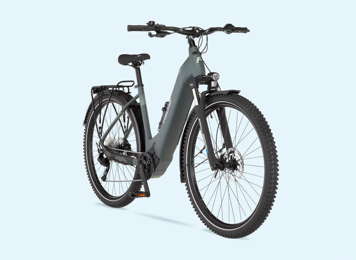 Blaues Fischer Terra-Elektrofahrrad mit tiefem Einstieg (Wave-Rahmen) von schräg rechts
