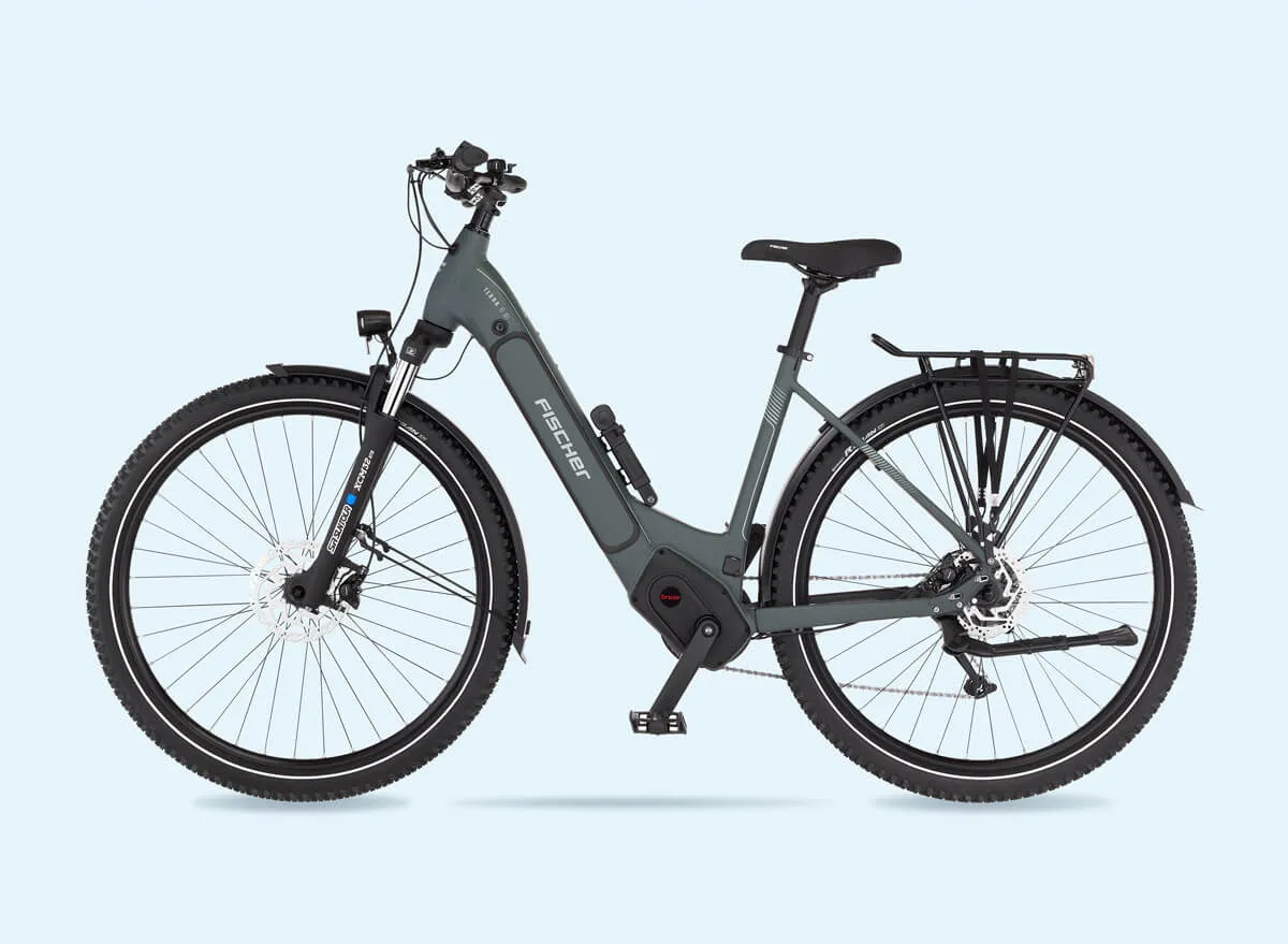 Blaues Fischer Terra-Elektrofahrrad mit tiefem Einstieg (Wave-Rahmen) von links
