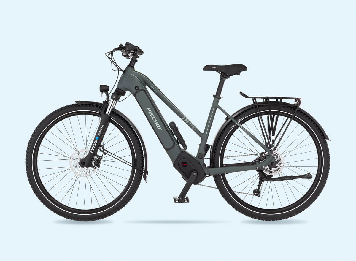 Blaues Fischer Terra-Elektrofahrrad mit Komfort Einstieg (Trapez-Rahmen) von links