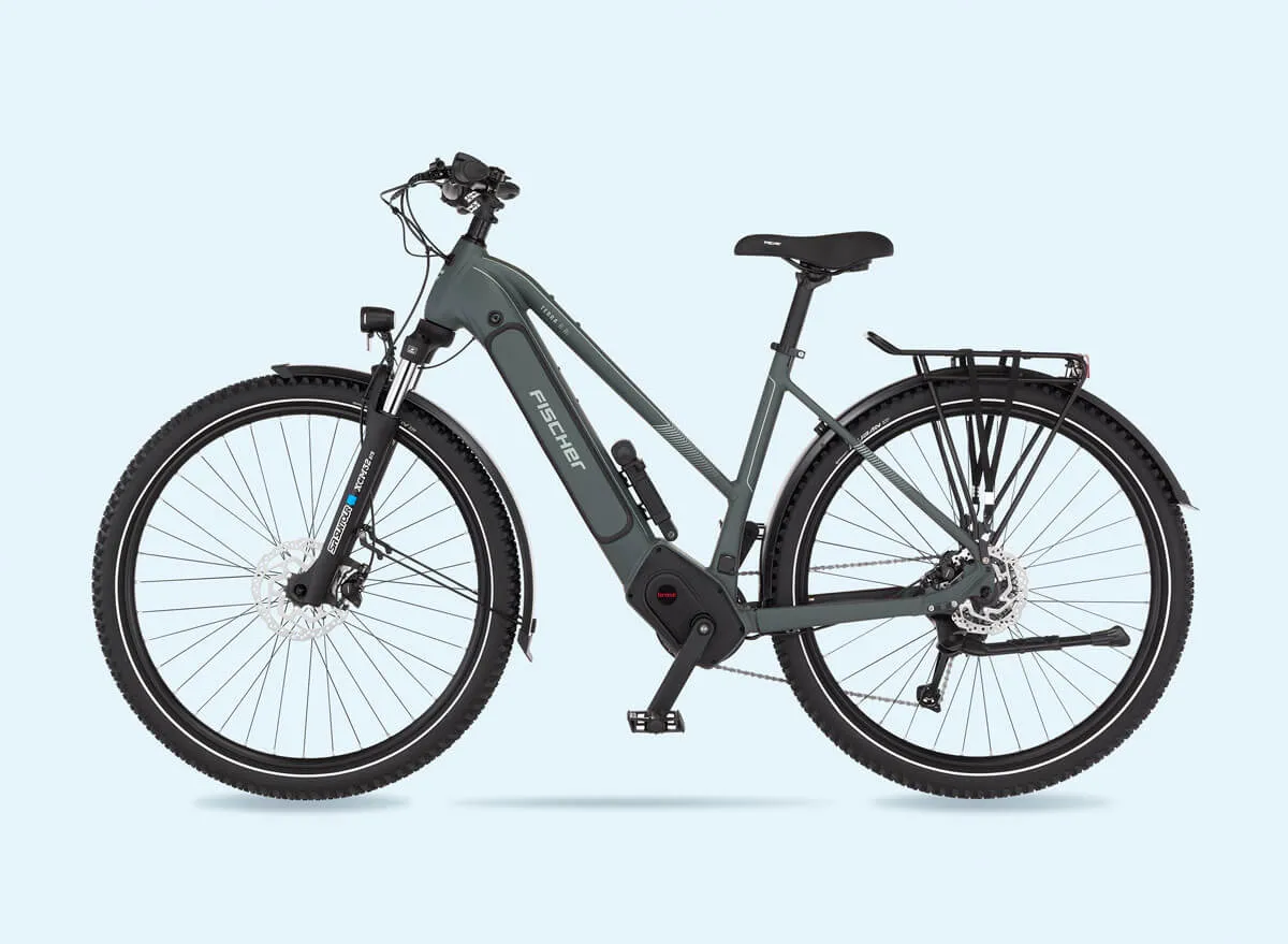 Blaues Fischer Terra-Elektrofahrrad mit Komfort Einstieg (Trapez-Rahmen) von links