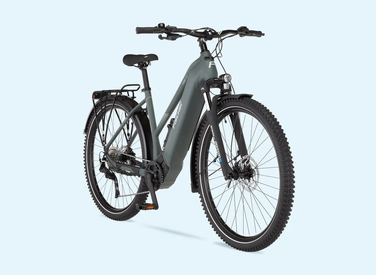 Blaues Fischer Terra-Elektrofahrrad mit Komfort Einstieg (Trapez-Rahmen) von schräg rechts