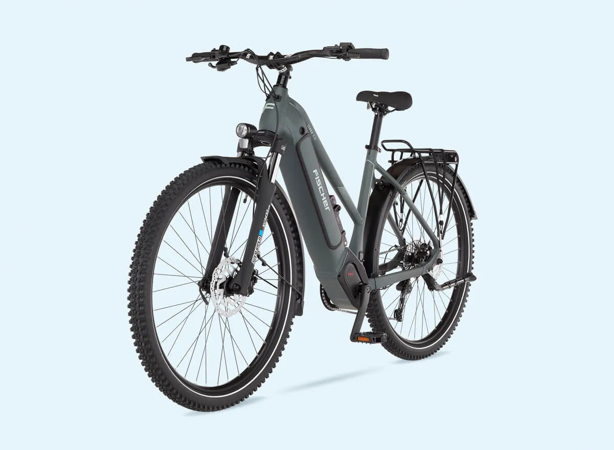 Blaues Fischer Terra-Elektrofahrrad mit Komfort Einstieg (Trapez-Rahmen) von schräg links