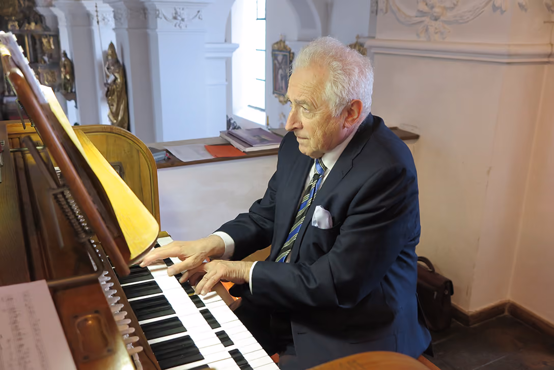 Gerhard Weinberger an der Michael- Weise-Orgel in Wolnzach (Oberbayern). Foto: Privat