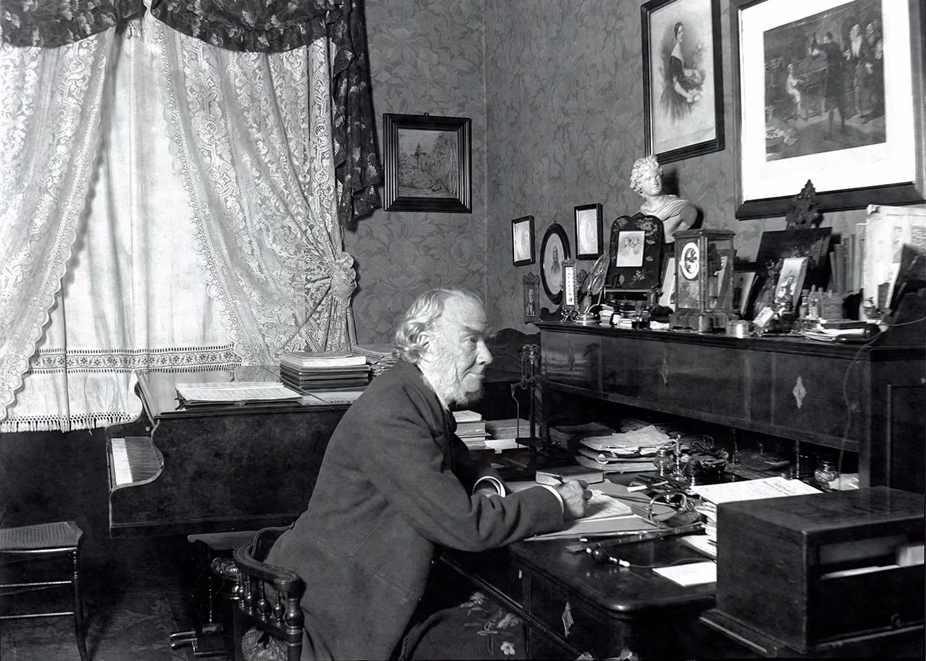 Carl Reinecke in seinem Arbeitszimmer, um 1900
