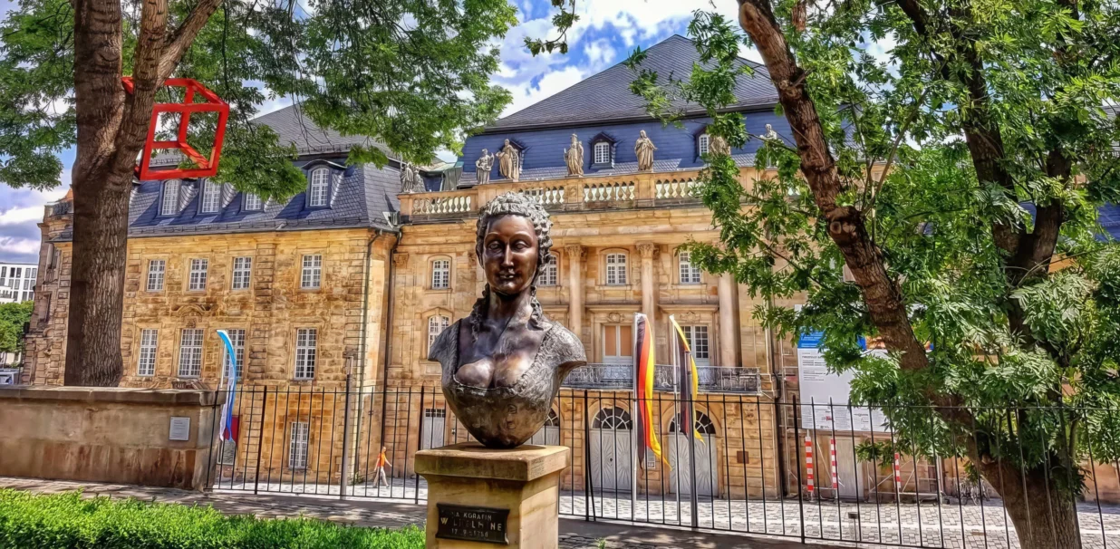 Wilhelmines Büste vor ihrem Opernhaus. Foto: Ramona Schirner